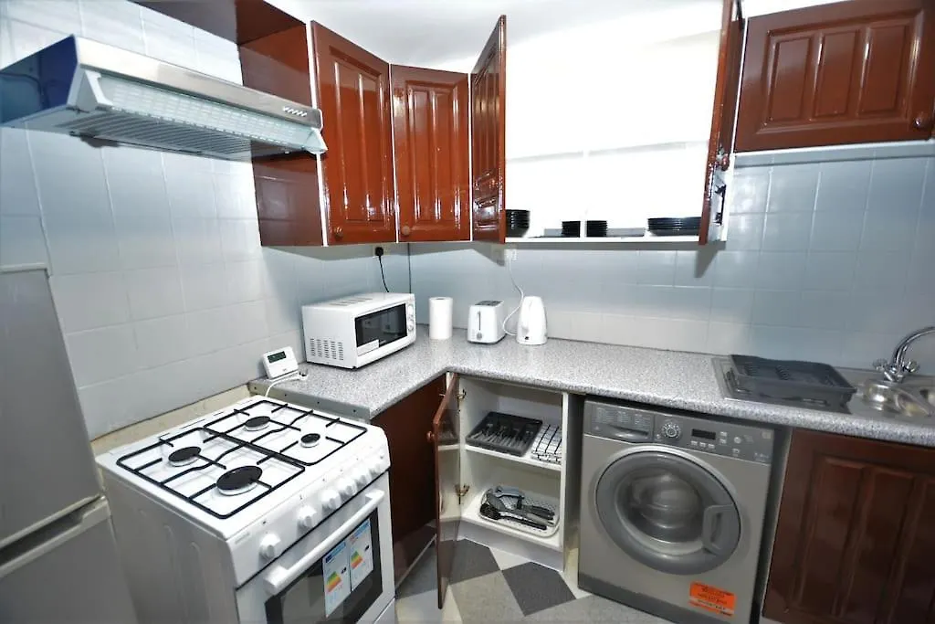 Spacious 3 Bedroom House In Beckton London 0*,