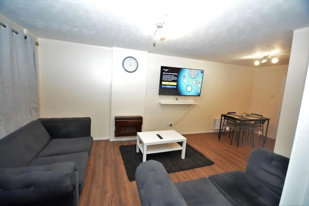 Spacious 3 Bedroom House In Beckton London