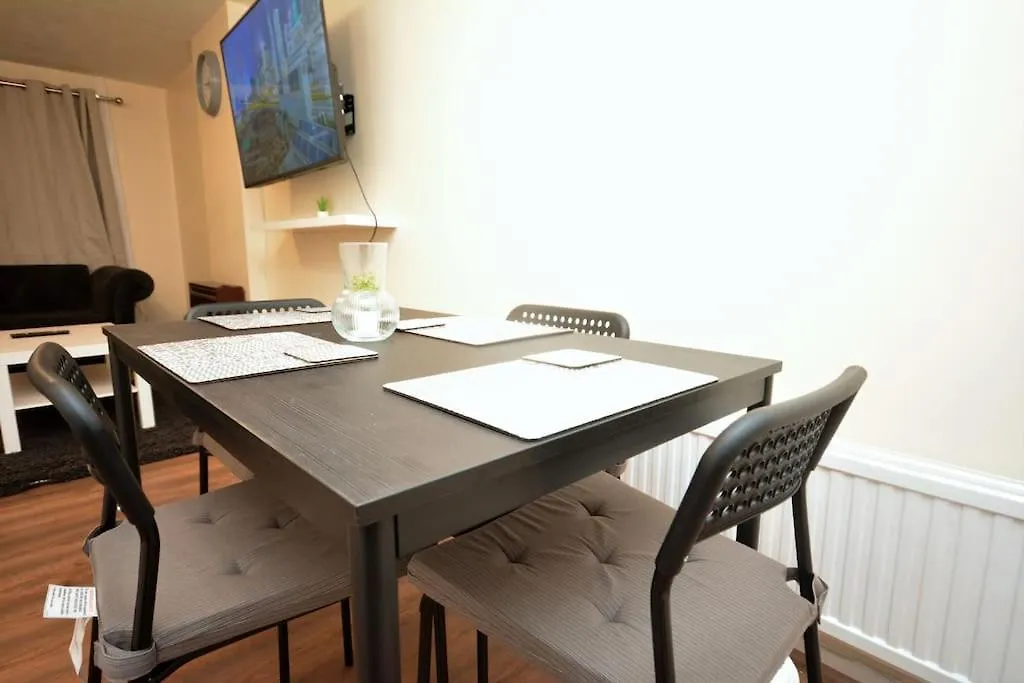 Spacious 3 Bedroom House In Beckton London Holiday home