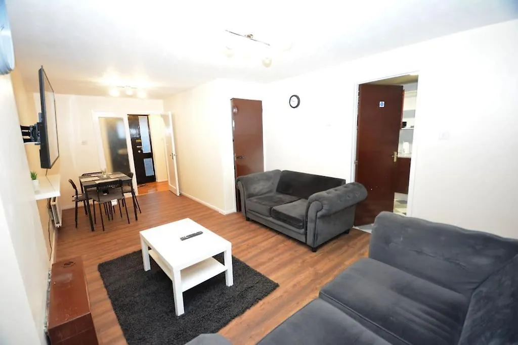 Spacious 3 Bedroom House In Beckton London